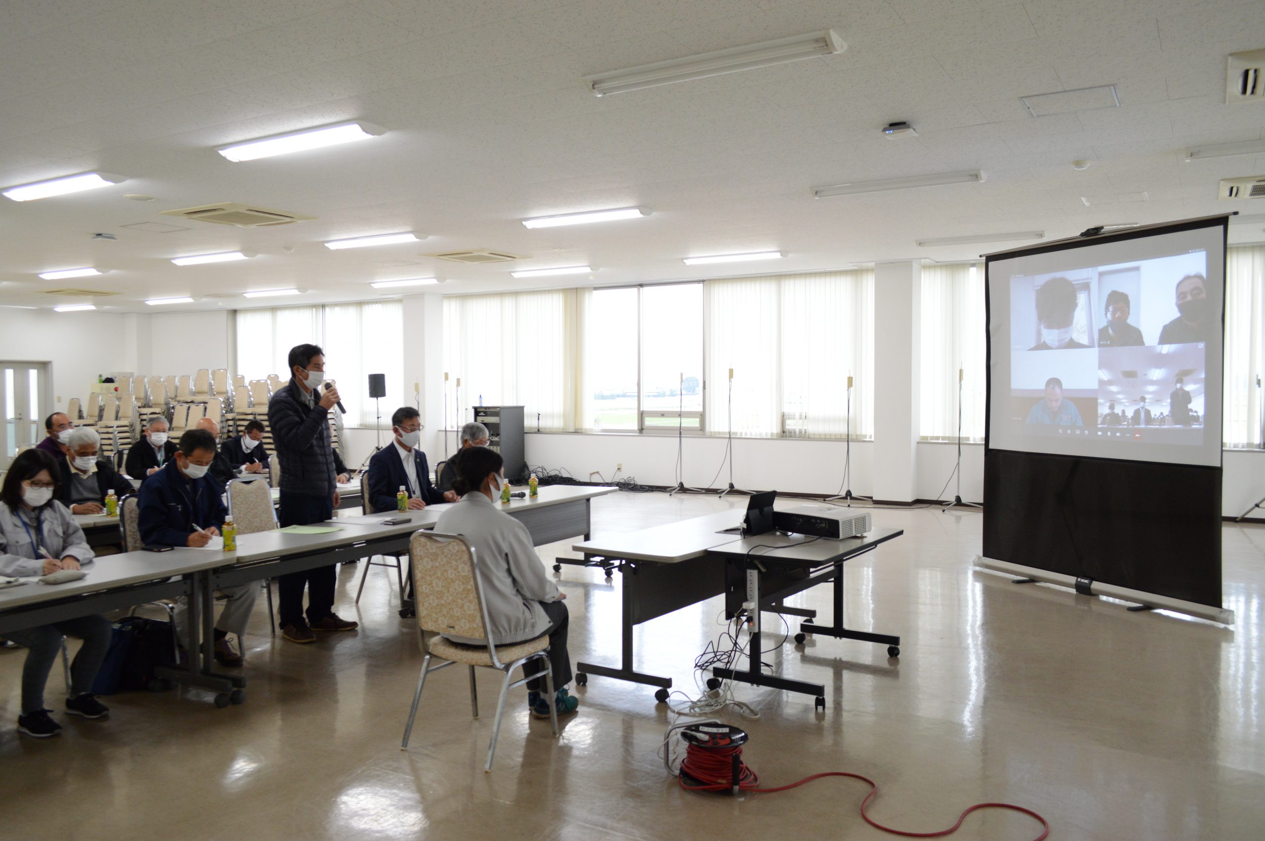 イチゴ販売対策会議であいさつする国府田部会長（２２日、筑西市で） 
